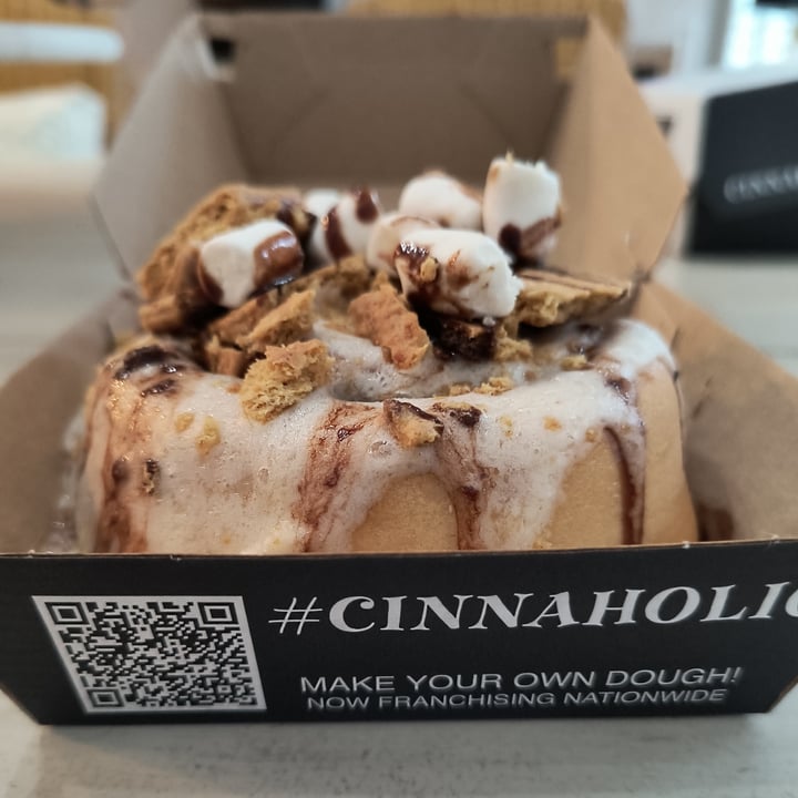 photo of Cinnaholic S'mores Cinnamon Roll shared by @mynameislisa on  02 Feb 2023 - review