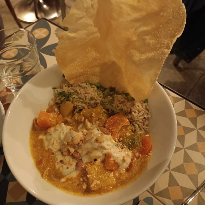 photo of VEGA Curry Korma de vegetales con raita de pepino y piña sobre papadum y quinoa shared by @tanialba on  26 Jun 2023 - review