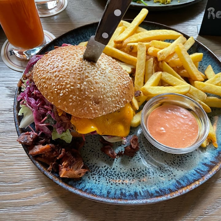 photo of Emmi's Augsburg Pulled Jackfruit Burger shared by @vale95 on  24 Jan 2023 - review