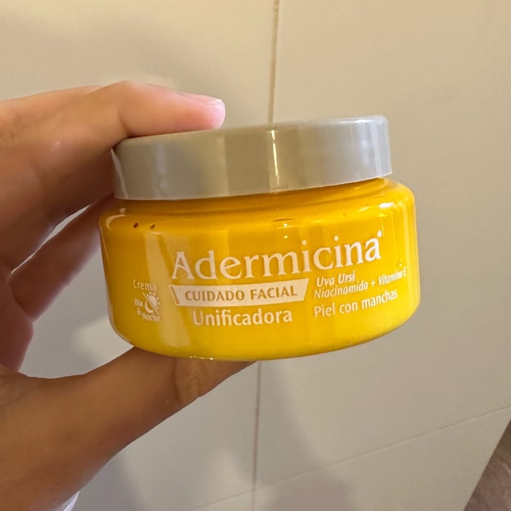 photo of adermicina Crema unificadora con Niacinamida y Vitamina E shared by @valenequiza on  21 Jul 2023 - review