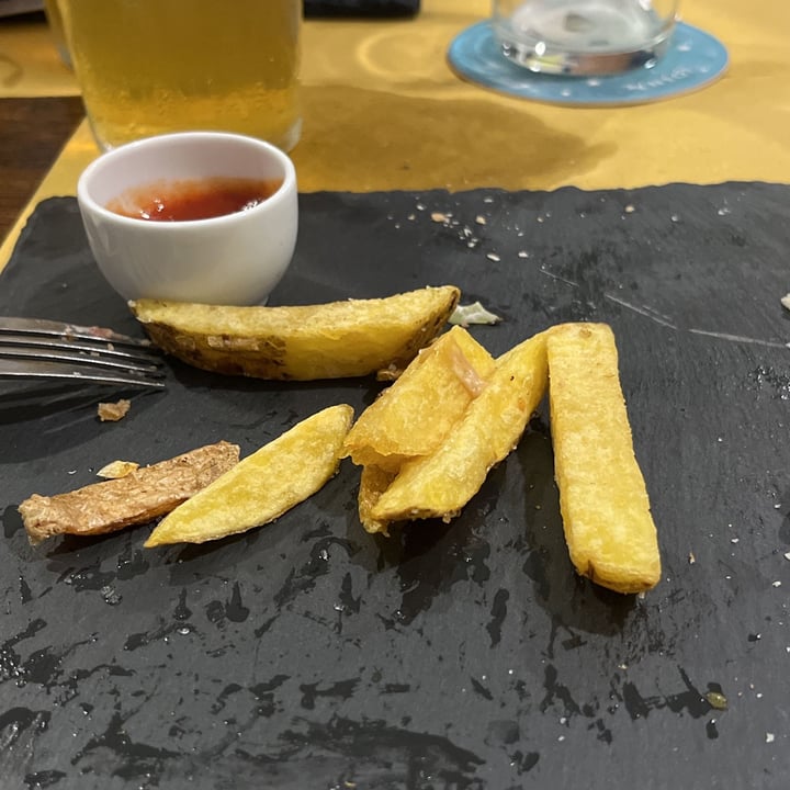 photo of Mordi e Faggi Patatine Con Le Salse shared by @pamipalfia23 on  01 Jul 2023 - review