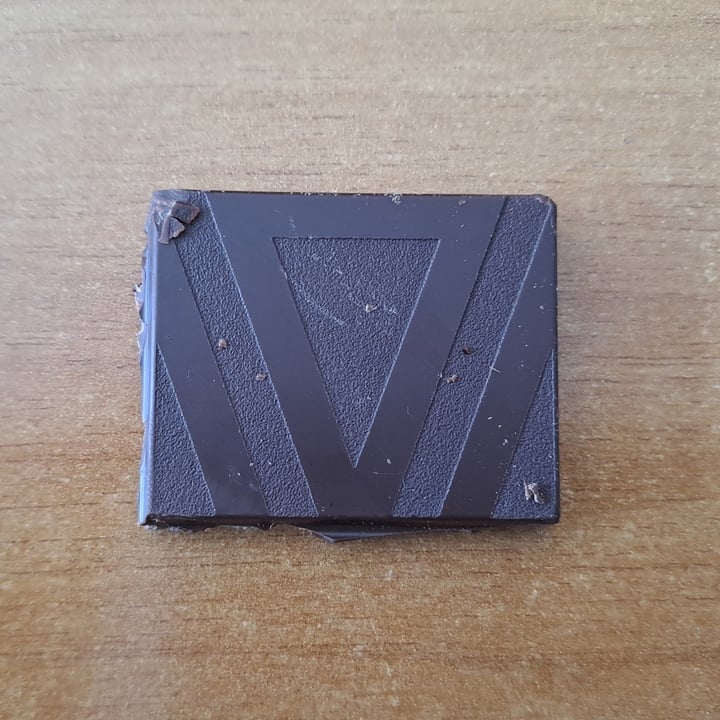 photo of Vanini Cioccolato fondente 74% con granella di cacao shared by @kristhesfiguz on  25 May 2023 - review