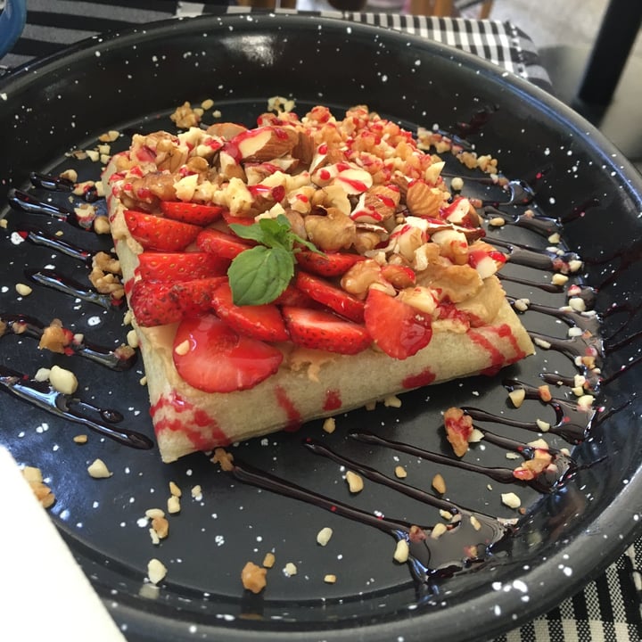 photo of Mönt take away Waffle con mantequilla de maní, frutilla & nueces shared by @solagosttinacappella on  06 Apr 2023 - review