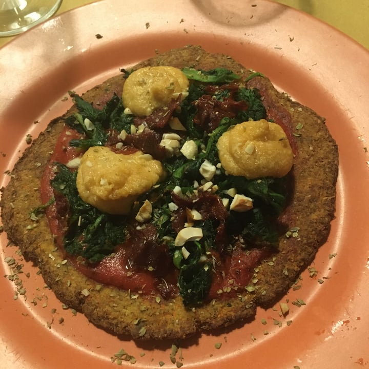 photo of VgOloso Pizza con farina di mandorle, pomodoro e crema di anacardi shared by @alelias on  04 Jan 2023 - review