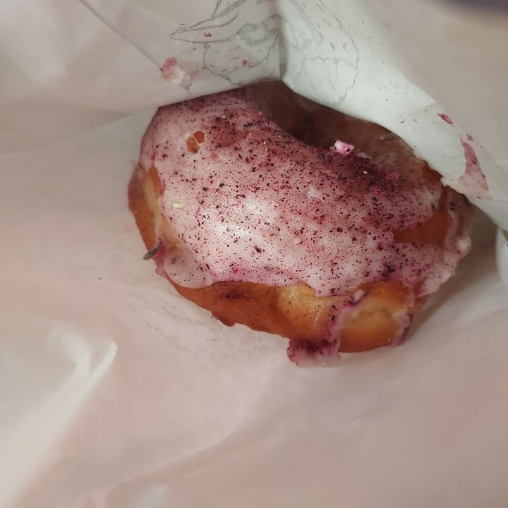 photo of Doe Donuts blueberry flower shared by @onionkraut on  14 May 2023 - review