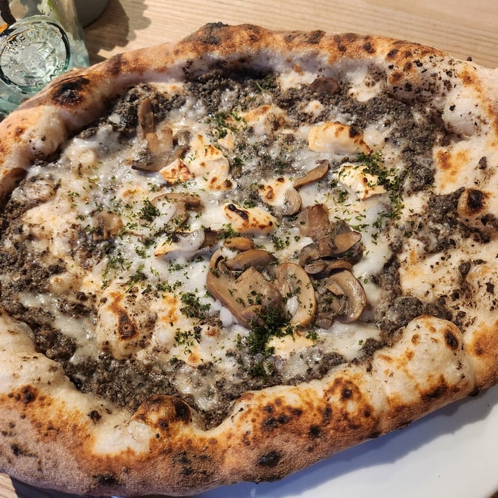 photo of Purezza - Vegan Pizza Camden Black Truffle Pizza shared by @gabriellademartino on  05 May 2023 - review