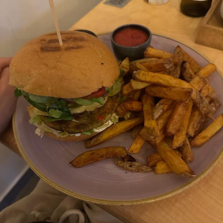 photo of Chutnej - Vegan Bistro Broccoli burger shared by @fluirefemminile on  26 Jul 2023 - review