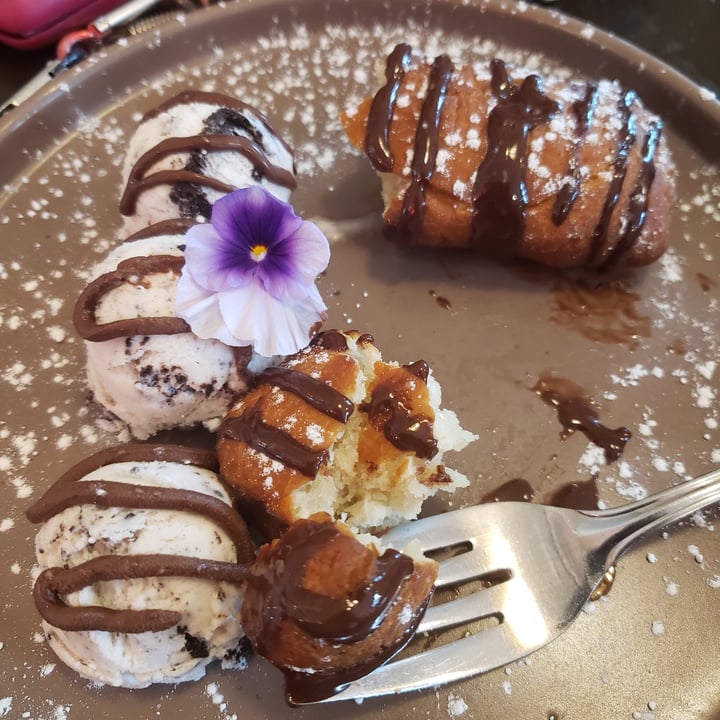 photo of SAUG.E cuisine végane Beignes avec crème glacée aux oreos (dessert du moment) shared by @alexfoisy on  07 Aug 2023 - review