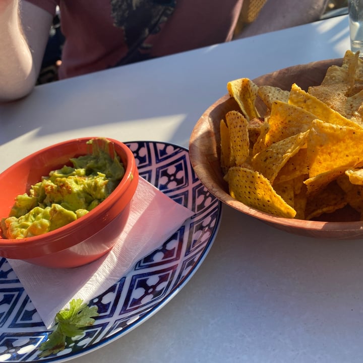 photo of La Reina Guacamole & tortilla chips shared by @mrsbubsmith on  05 Jul 2023 - review