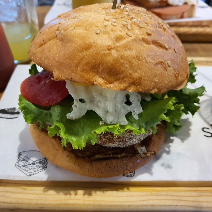 photo of Siempre viva Hamburguesa De Alitas Ajo Parmesano shared by @menny on  07 Jan 2023 - review