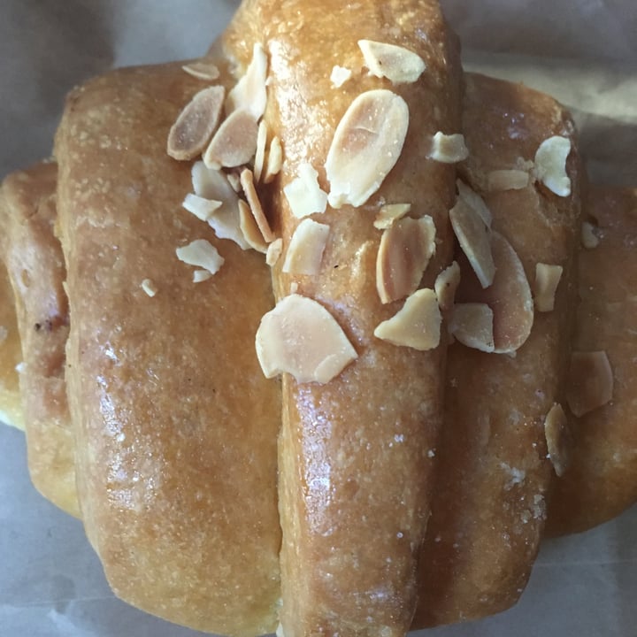 photo of Dolce Bakery Almond Croissant shared by @sylvacharm on  06 Apr 2023 - review
