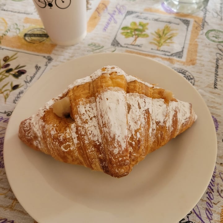 photo of Craft Vegan Bakery Las Cañitas croissant relleno de pastelera shared by @aguschillemi on  24 Jul 2023 - review
