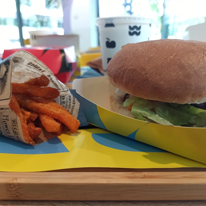 photo of Impact Food cheesy burger redefine menù shared by @morgymur on  02 May 2023 - review