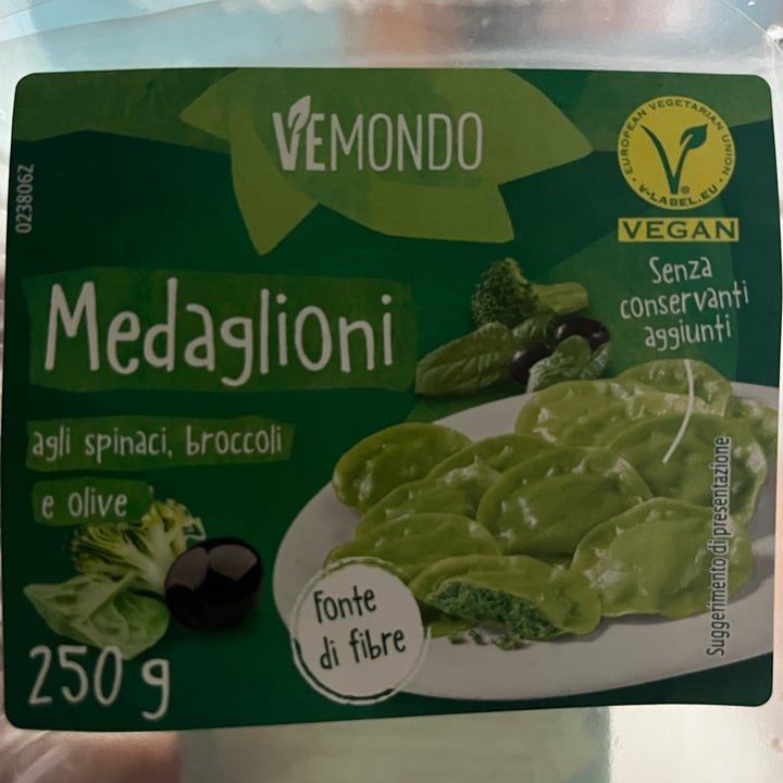 photo of Vemondo Medaglioni Agli Spinaci, Broccoli E Olive shared by @curlyojam on  31 Jan 2023 - review