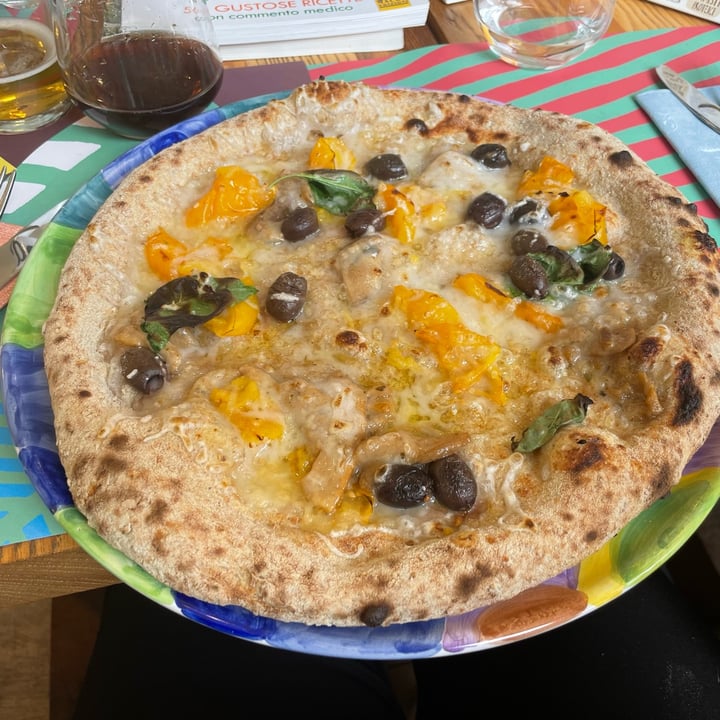 photo of Capperi che Pizza Pomodorini Gialli E Porcini - Vegana shared by @estella0571 on  23 Jan 2023 - review