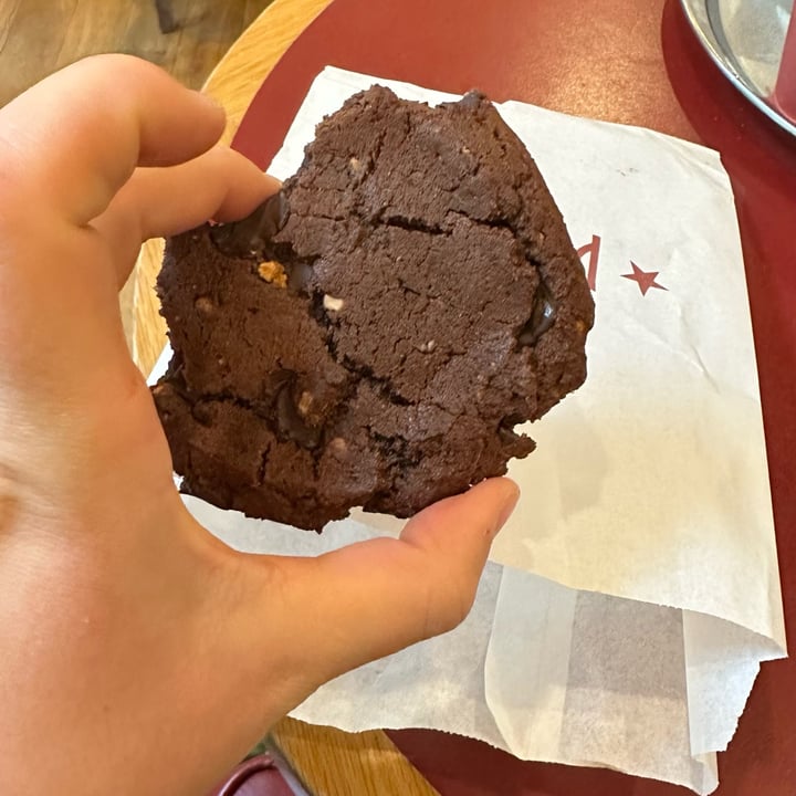 photo of Pret A Manger Dark Chocolate & Almond Butter Cookie shared by @aliclinomaniac on  09 Feb 2023 - review