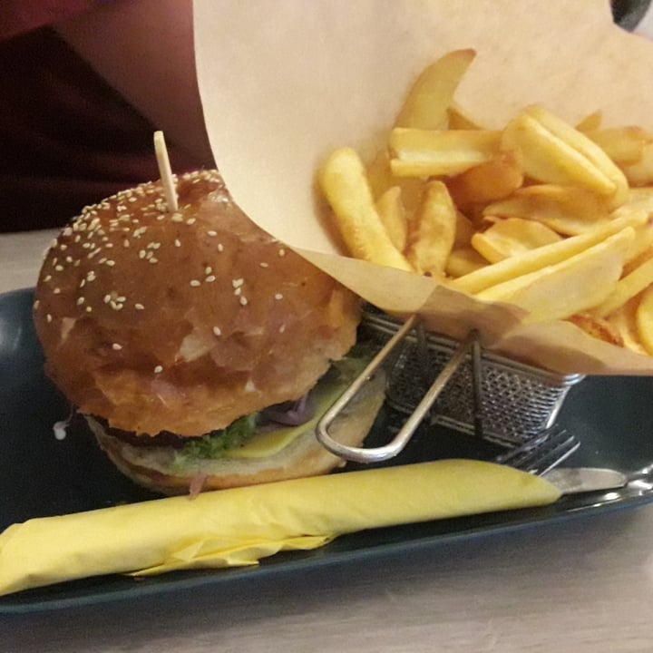 photo of Veggiezz Farmers Burger shared by @gabinboy on  17 Jun 2023 - review