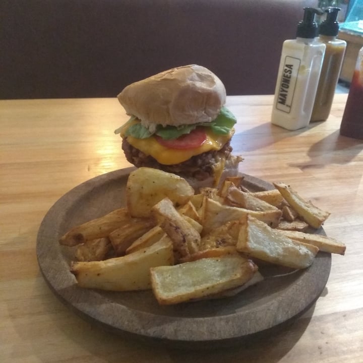 photo of Heaven Vegan Palermo hamburguesa doble carne de arveja lechuga tomate y cheddar shared by @meripan on  04 Jul 2023 - review