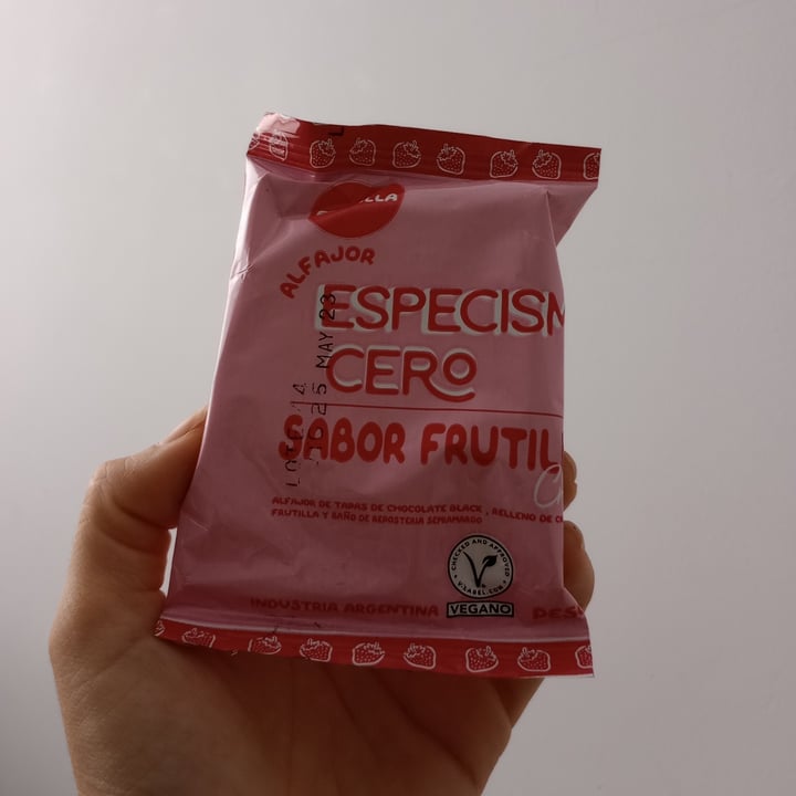 photo of especismo cero alfajor de frutilla shared by @marinaogando on  12 Mar 2023 - review