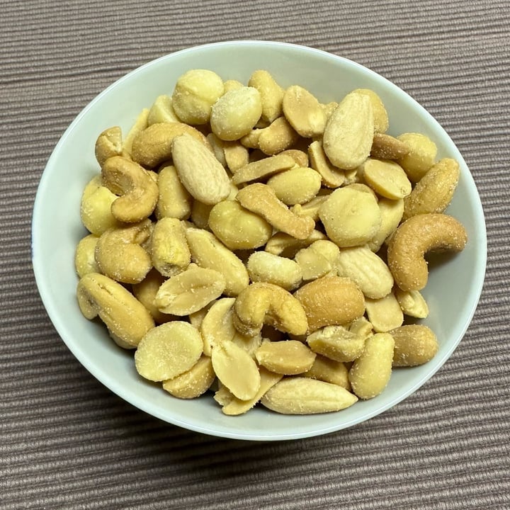photo of Den lille Nøtte fabrikken Macadamia, mandler, cashew & peanøtter shared by @vanille on  06 Mar 2023 - review