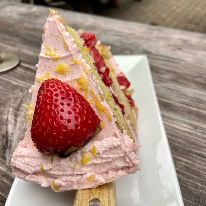 photo of Woodhouse Bakery + Coffee Shop Strawberry Lemonade Cake shared by @vfct on  28 Jun 2023 - review