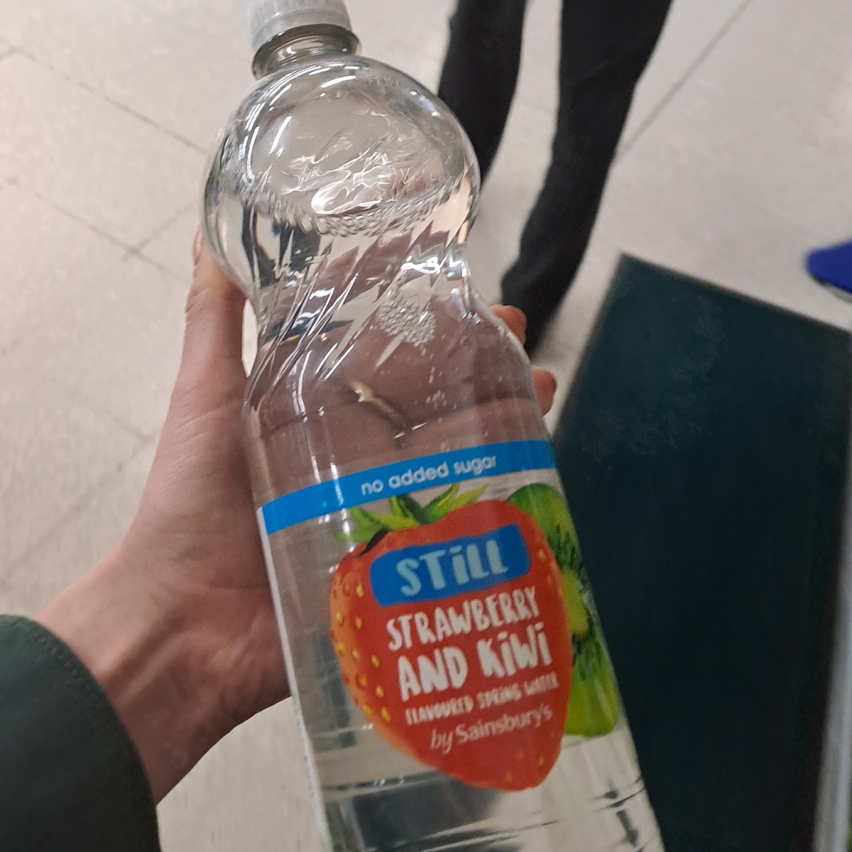 Sainsbury's Still Flavoured Water, Strawberry & Kiwi Reviews abillion