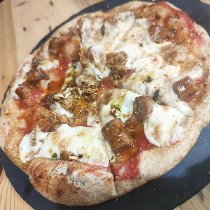 photo of A Factoria Verde Tienda Vegana Pizza de chorizo vegetal shared by @irmaaa on  18 Feb 2023 - review