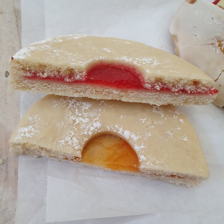 photo of Ben & Esther’s Vegan Delicatessen Apricot Jam Cookie shared by @anistavrou on  22 Feb 2023 - review
