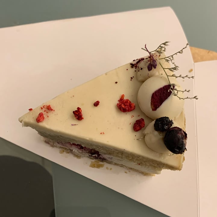 photo of CASA II Torta de chocolate blanco y frutos rojos shared by @sechague on  24 Apr 2023 - review