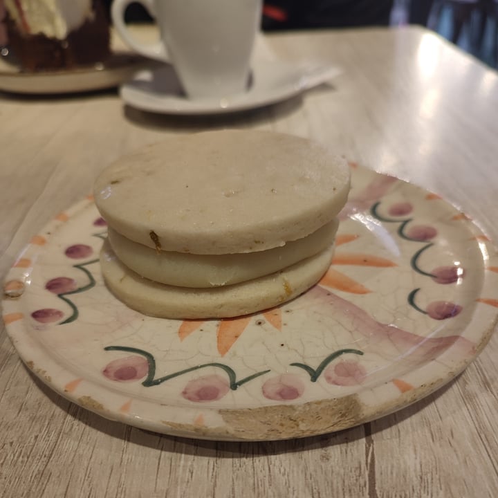 photo of Madeleine Pastelería alfajor vegano shared by @eve97lyn on  21 Mar 2023 - review