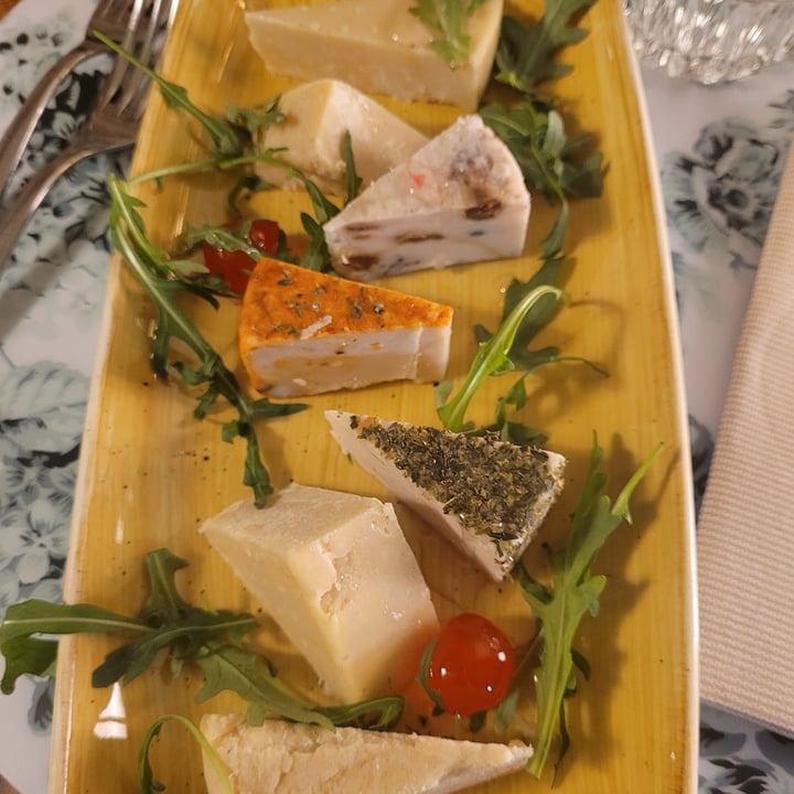 photo of L'OV Osteria Vegetariana Selezione di formaggi del caseificio verde shared by @gianirene on  26 Mar 2023 - review