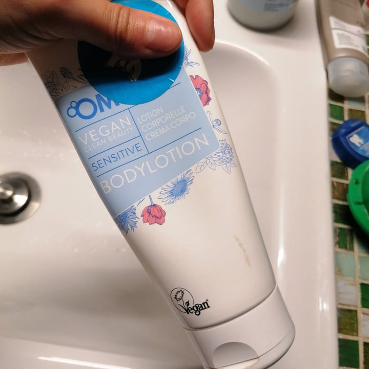 photo of Ombia body lotion vegan shared by @kia-chiodi on  10 May 2023 - review