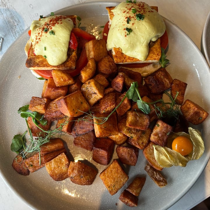 photo of Astoria Bistro Botanique Italian Benedict shared by @laurjc on  05 Mar 2023 - review