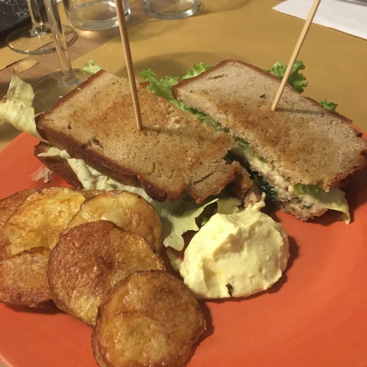 photo of VgOloso Club Sandwich - pane di riso e ceci, crema vegetale affumicata, spinaci, lattuga, chips di patate e mayo shared by @alelias on  04 Jan 2023 - review