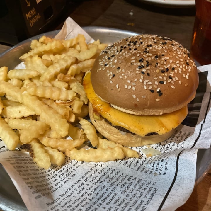 photo of Borneo Hamburguesa beyond con papas fritas shared by @valuli26 on  20 Feb 2023 - review