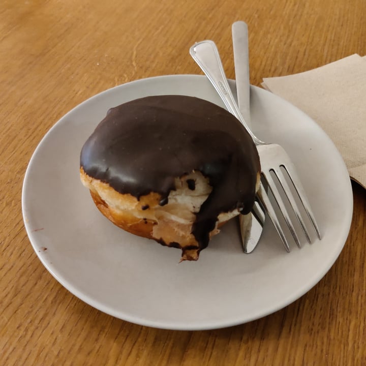 photo of Delish Vegan Doughnuts Boston Cream Donut shared by @claudiog on  27 Jul 2023 - review