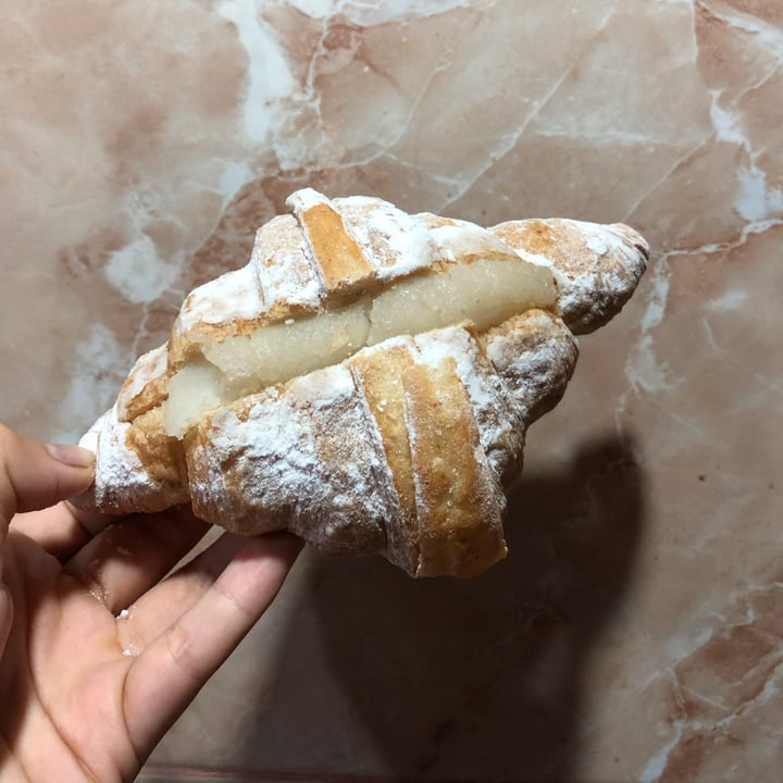 photo of Le Panem Croissant con pastelera vegana shared by @andrearomo666 on  11 Mar 2023 - review