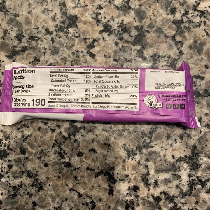 photo of Misfits Plant based Chocolate Caramel protein bar shared by @friendlyvegan on  02 Jan 2023 - review