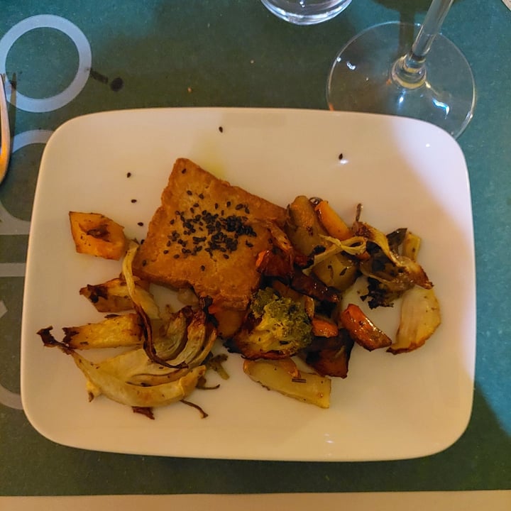 photo of Cibo Ristorante Vegano Tofu fritto con verdure d'inverno al forno shared by @ludossssss on  28 Dec 2022 - review