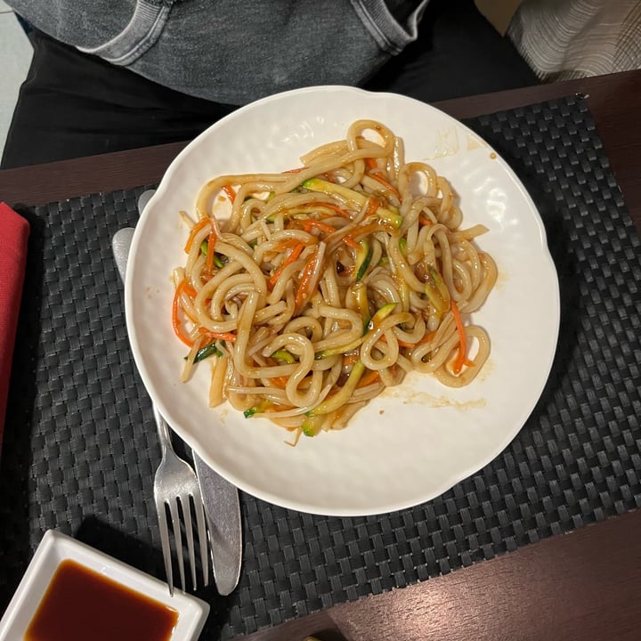 photo of Asia Fusion Sushi Yaki udon con verdure e salsa Tonkatsu shared by @notavandrea on  07 Mar 2023 - review