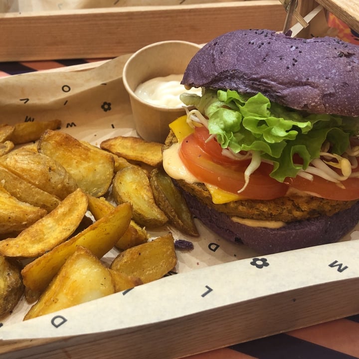 photo of Flower Burger purple cheesy shared by @iaia-95 on  11 Mar 2023 - review