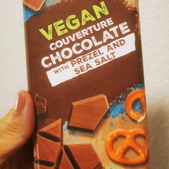 photo of Fin Carré Vegan Couverture Chocolate, with prezel and sea salt shared by @claudiavegana on  08 Jun 2023 - review