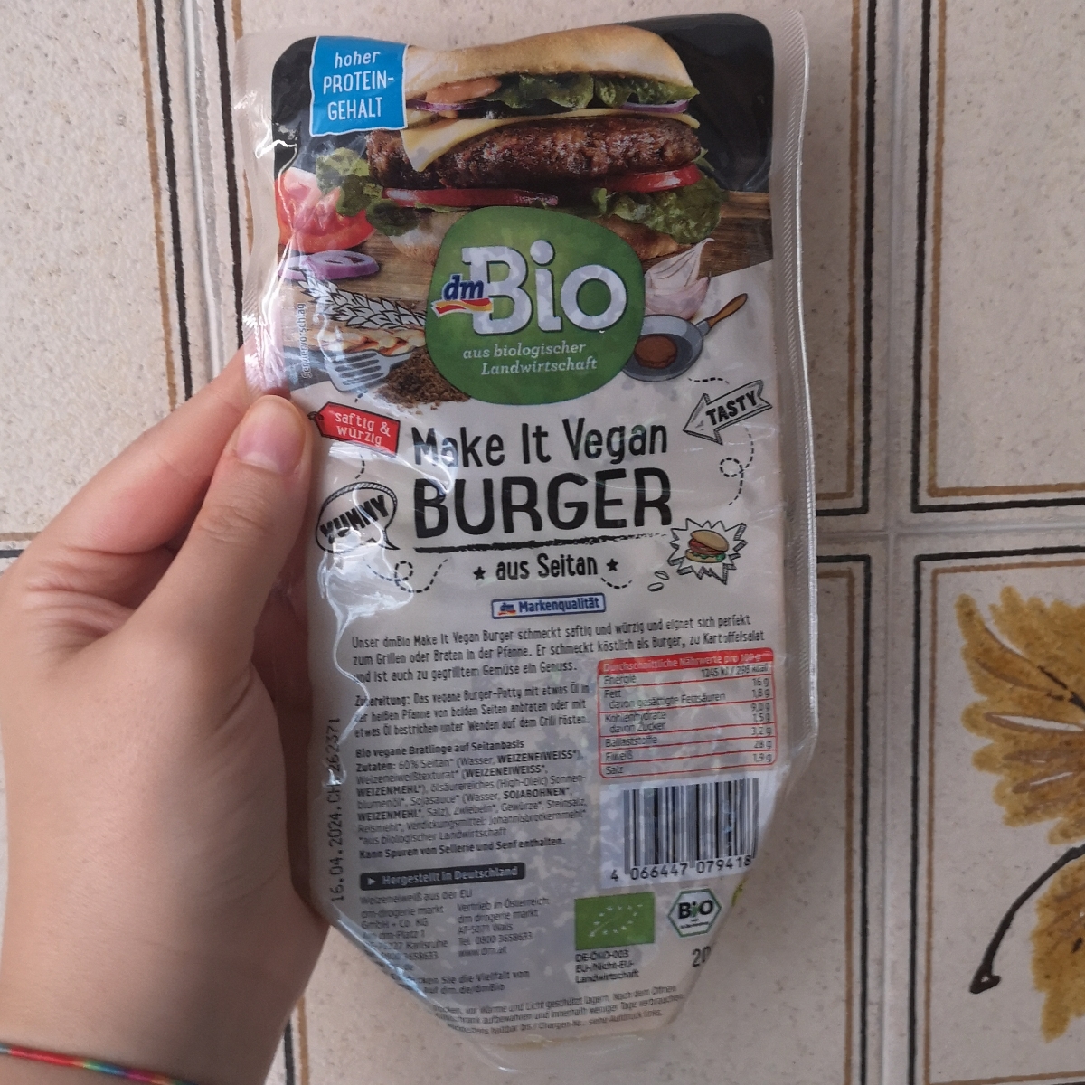 Make it Vegan Burger aus Seitan from dmBio - Vegan Product Reviews ...