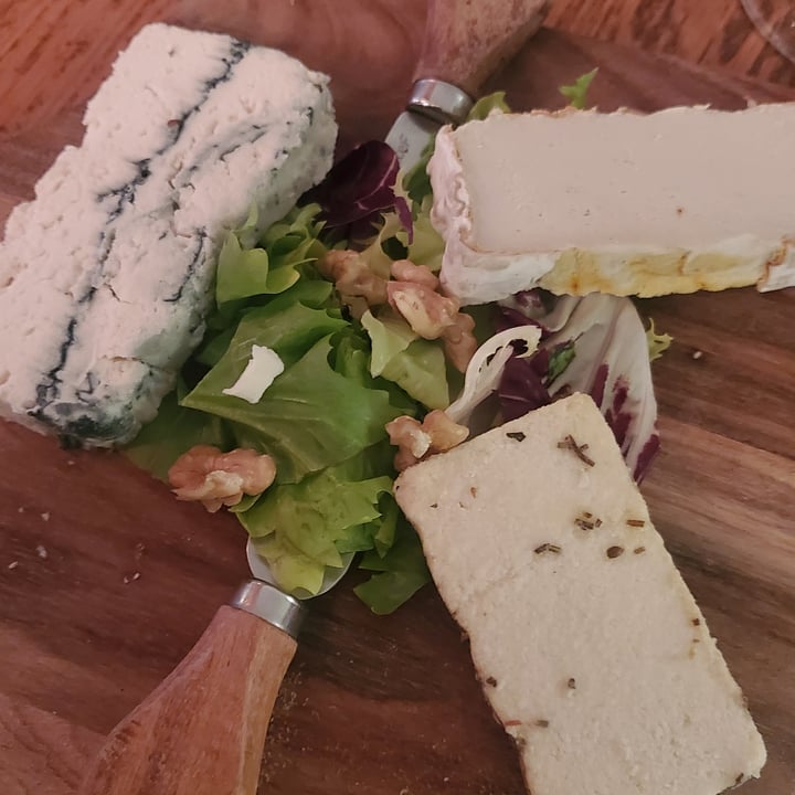 photo of Le Grenier de Notre-Dame La planche de fromage vegan shared by @ellefinnica on  14 Jan 2023 - review