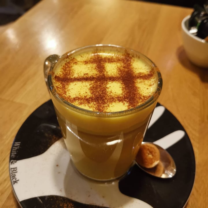 photo of Bagels & Beans Golden Coconut Latte shared by @silvialeon92 on  21 Jan 2023 - review