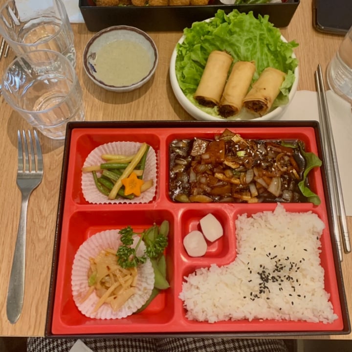 photo of cantine de lotus vegan sweety pork shared by @inesr on  25 Apr 2023 - review