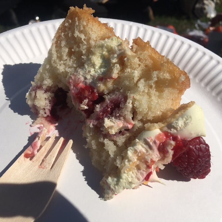 photo of Lola's Cupcakes Covent Garden Lemon and raspberry cake shared by @gingerbreadrhea on  05 Apr 2023 - review