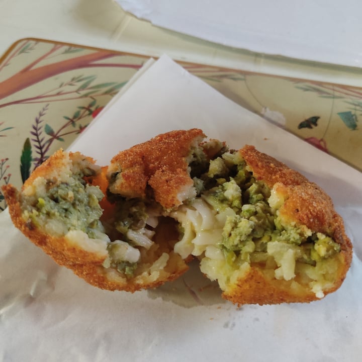 photo of Bar Dolcezza di Cuscunà Temistocle Arancino al pistacchio shared by @marydrago3 on  02 Jun 2023 - review