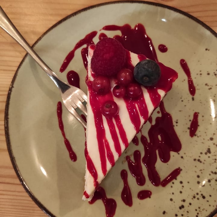 photo of Nativa Ristorante Cheesecake al cioccolato bianco e lamponi shared by @alessiadb on  04 Mar 2023 - review