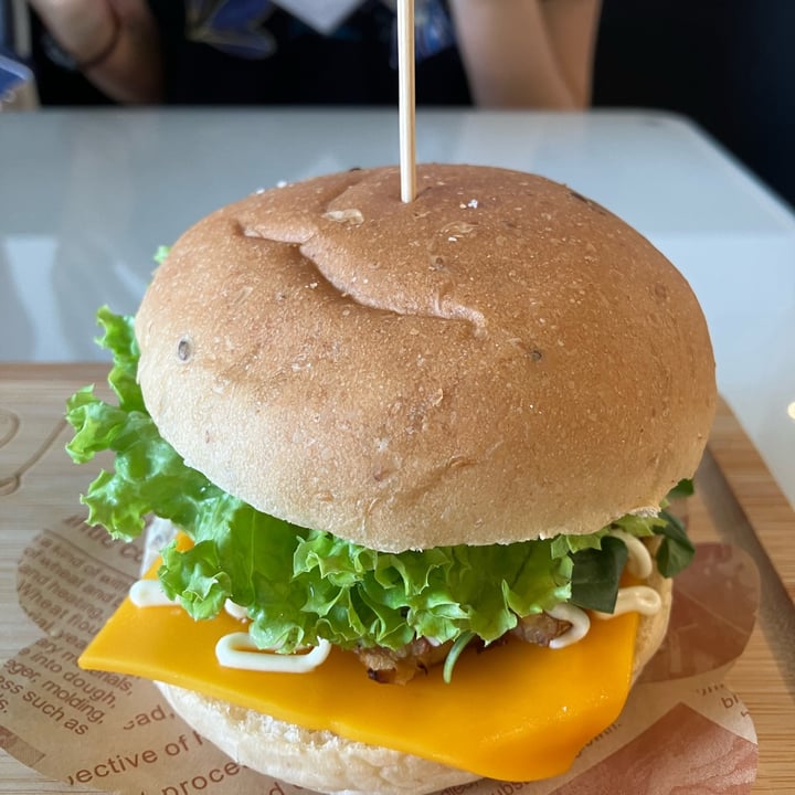photo of Mong Cha Cha Cafe 梦茶茶 Cheezy Basil Tempeh Burger shared by @veganhubby on  06 Mar 2023 - review